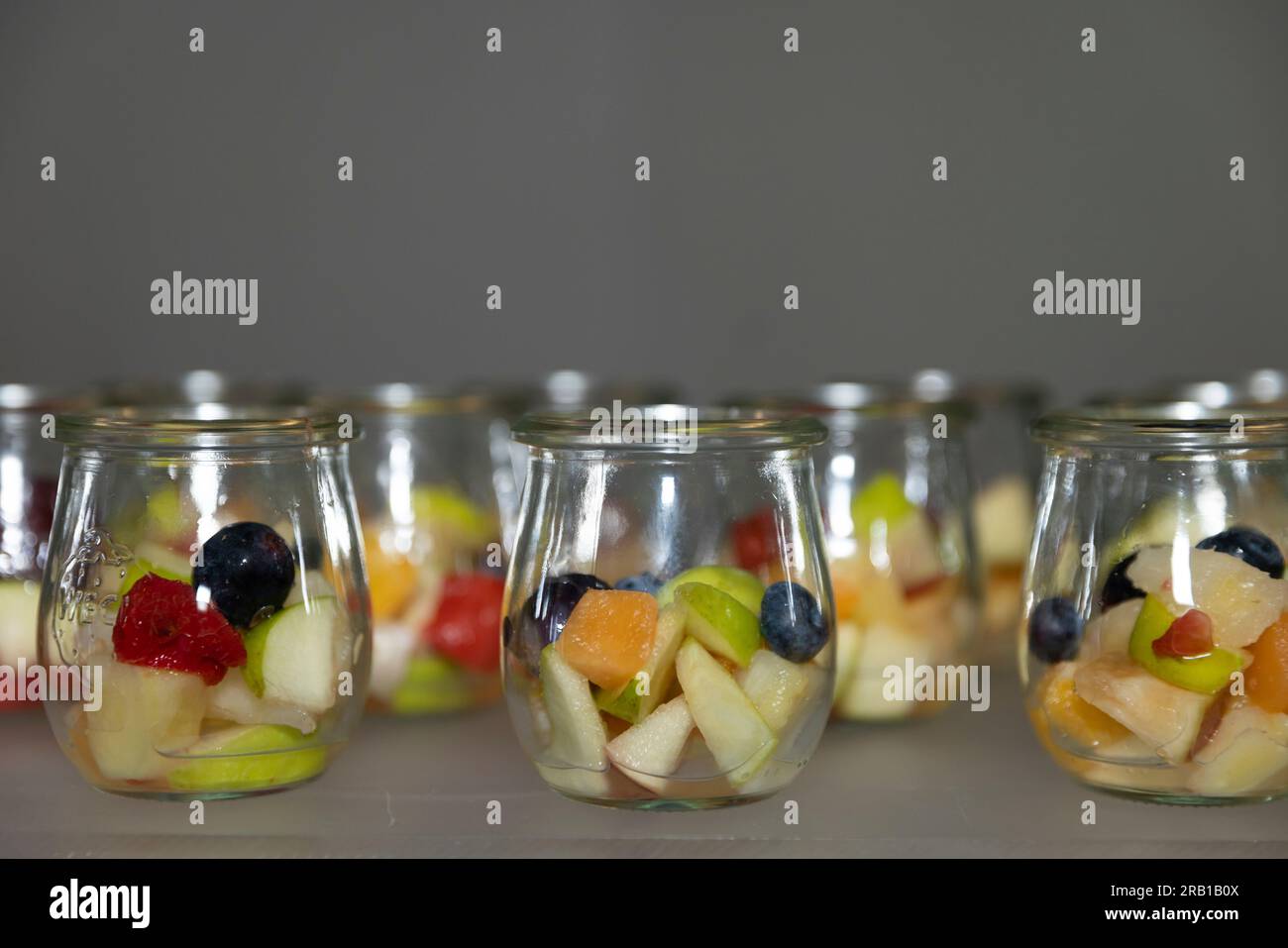 Kleine Gläser gefüllt mit Obstsalat Stockfoto