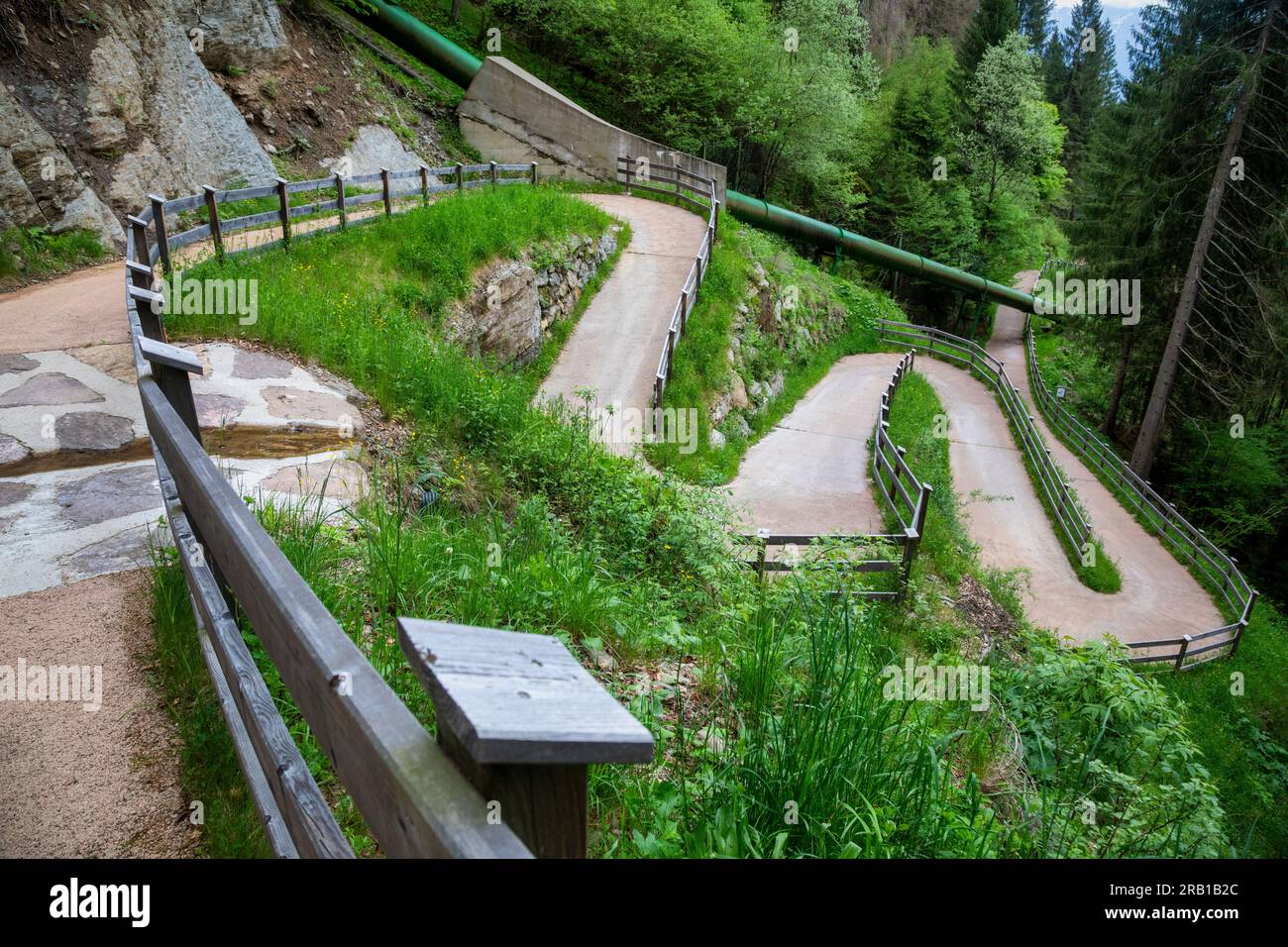 Italien, Trentino, Provinz Trient, ein Abschnitt mit Drehungen und Kurven im Wald entlang des Rad-/Fußgängerwegs des Primiero zwischen Siror und San Martino di Castrozza, Dolomiten Stockfoto