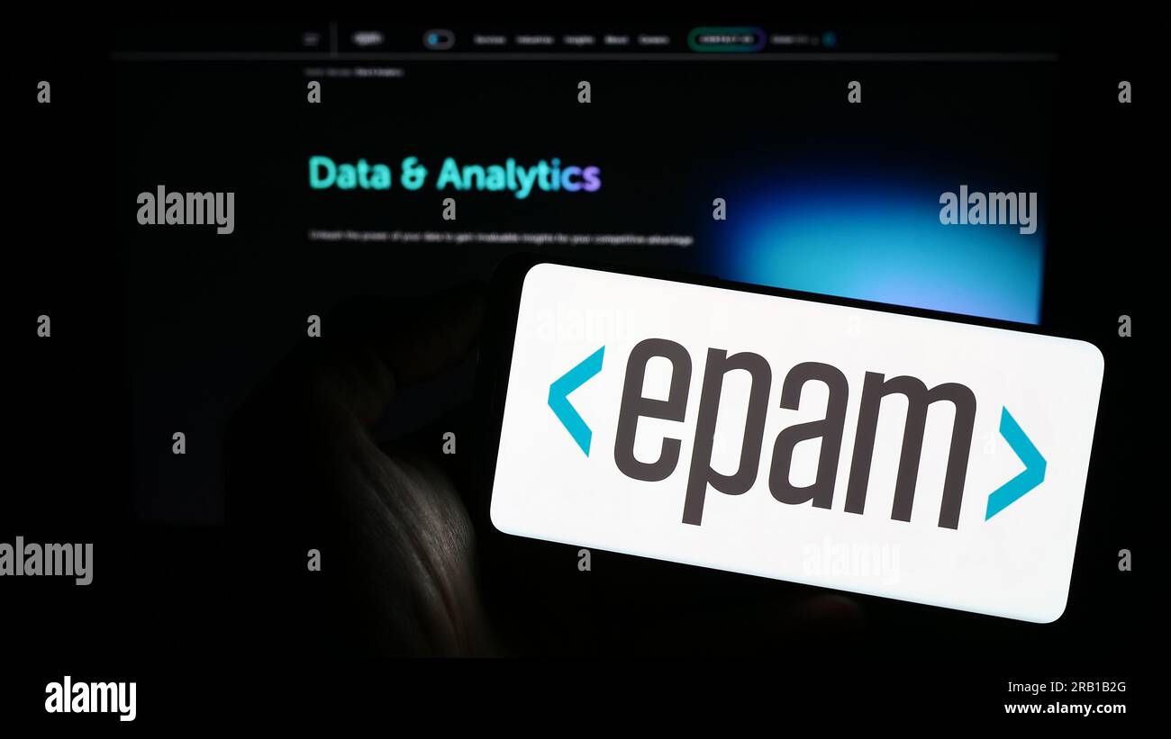 Person, die ein Mobiltelefon mit dem Logo des US-amerikanischen Softwareunternehmens EPAM Systems Inc. Auf dem Bildschirm vor der Unternehmenswebseite hält. Konzentrieren Sie sich auf das Display des Telefons. Stockfoto