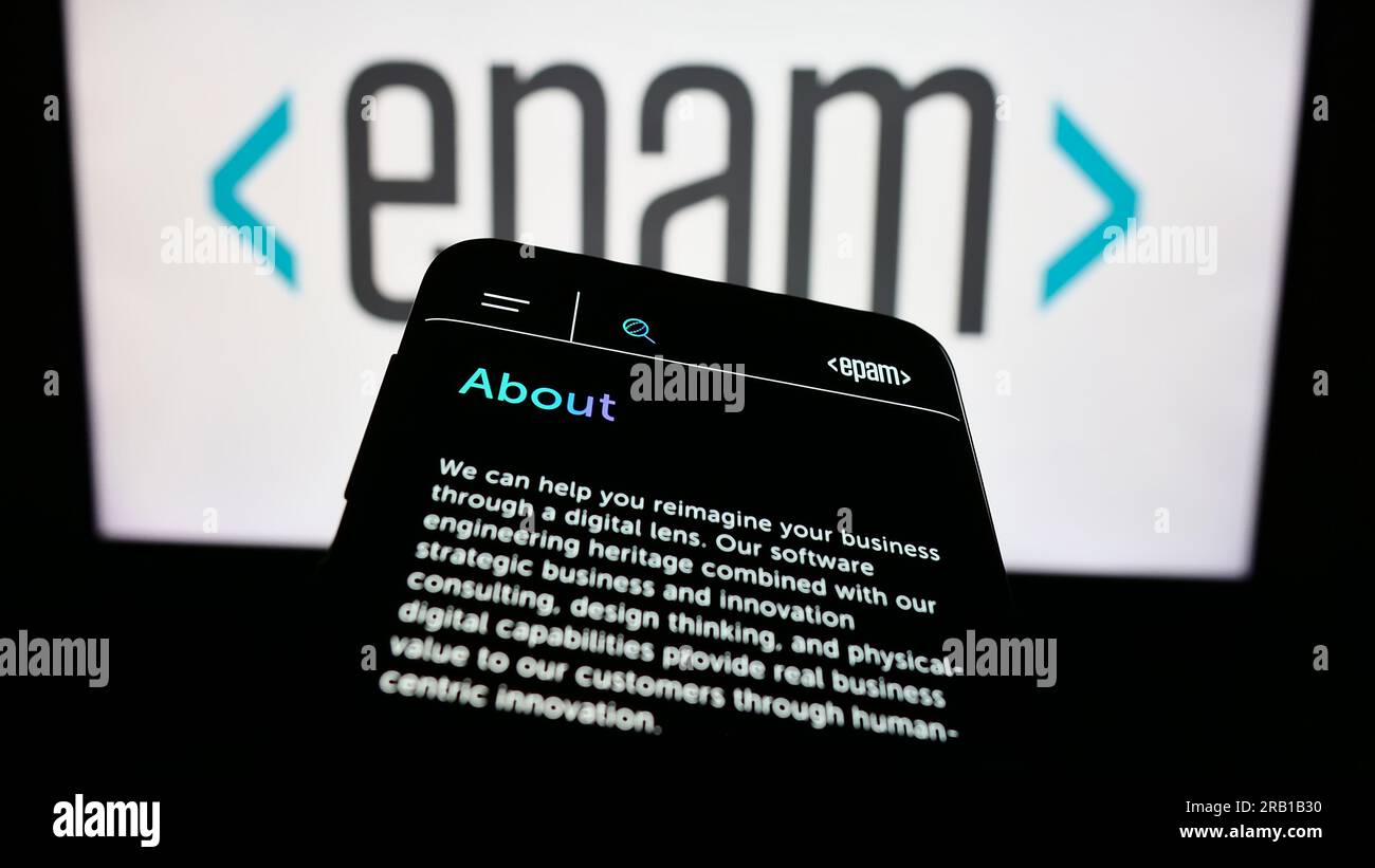 Mobiltelefon mit Website des US-amerikanischen Softwareunternehmens EPAM Systems Inc. Auf dem Bildschirm vor dem Unternehmenslogo. Fokus auf oberer linker Seite des Telefondisplays. Stockfoto
