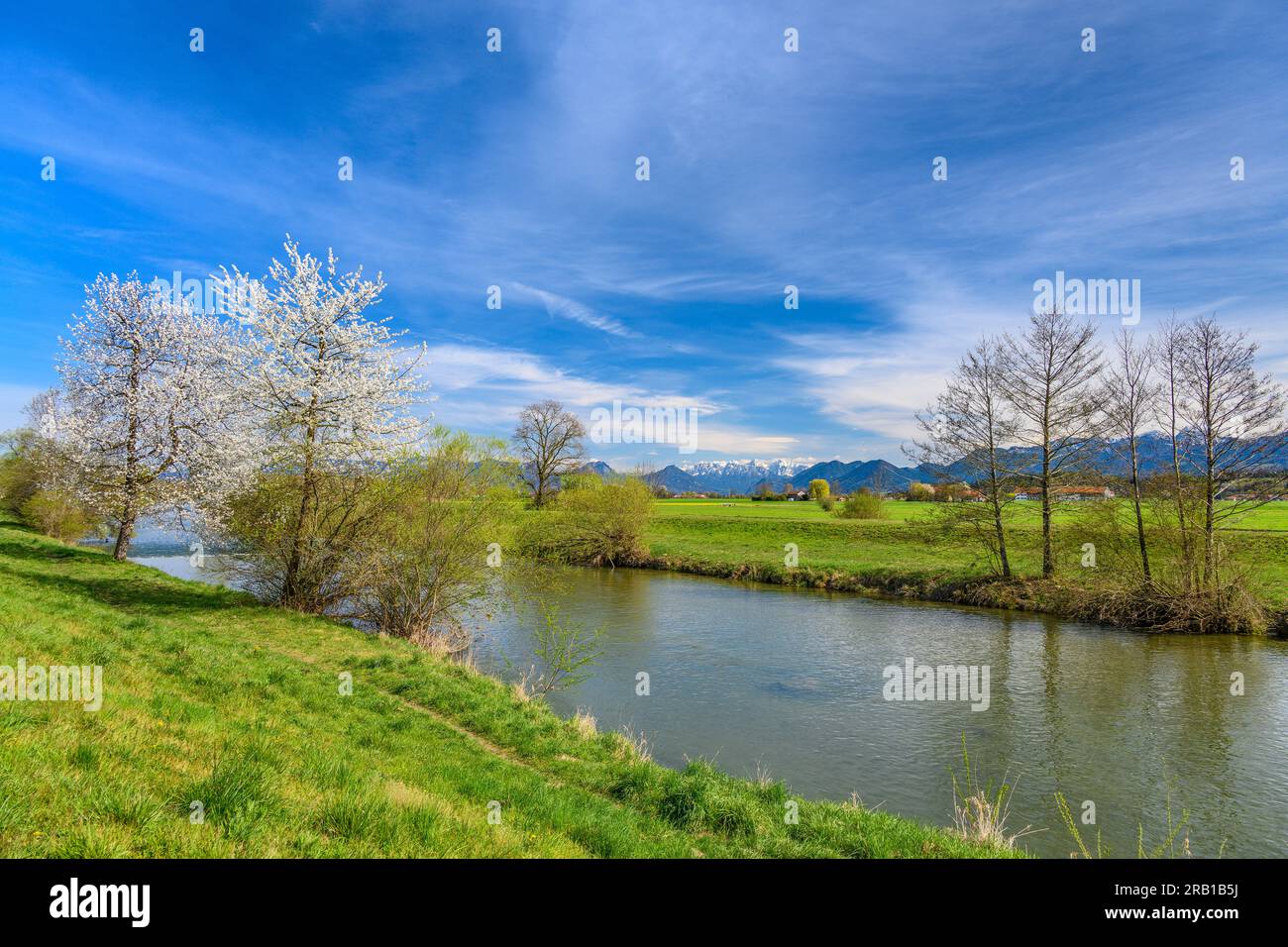 Deutschland, Bayern, Bezirk Rosenheim, Markt Bruckmühl, Bezirk Hinrichssegen, Mangfalltal gegen Alpenkette Stockfoto