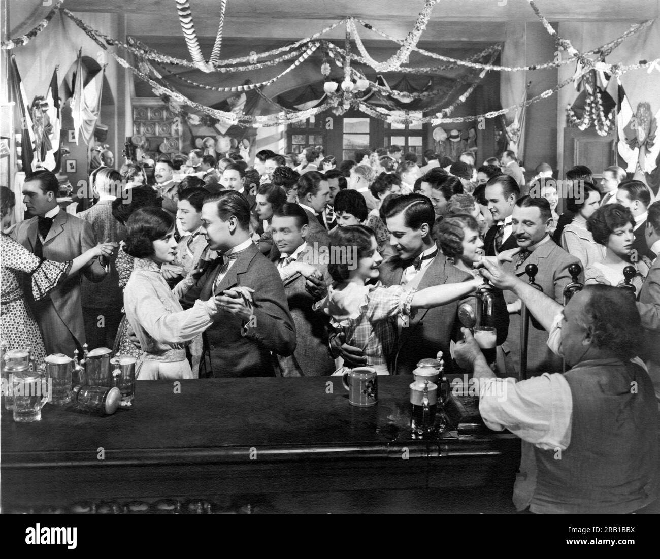 Hollywood, Kalifornien: ca. 1923 Eine festliche Partyszene aus einem frühen Stummfilm. Stockfoto