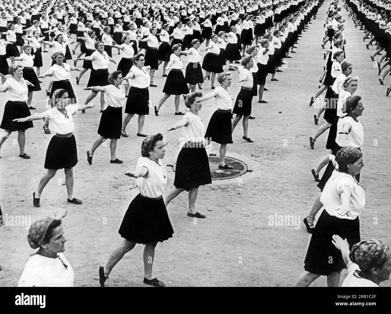 Tschechoslowakei: ca. 1938 Hunderte Frauen, die in einem Stadion trainieren. Stockfoto