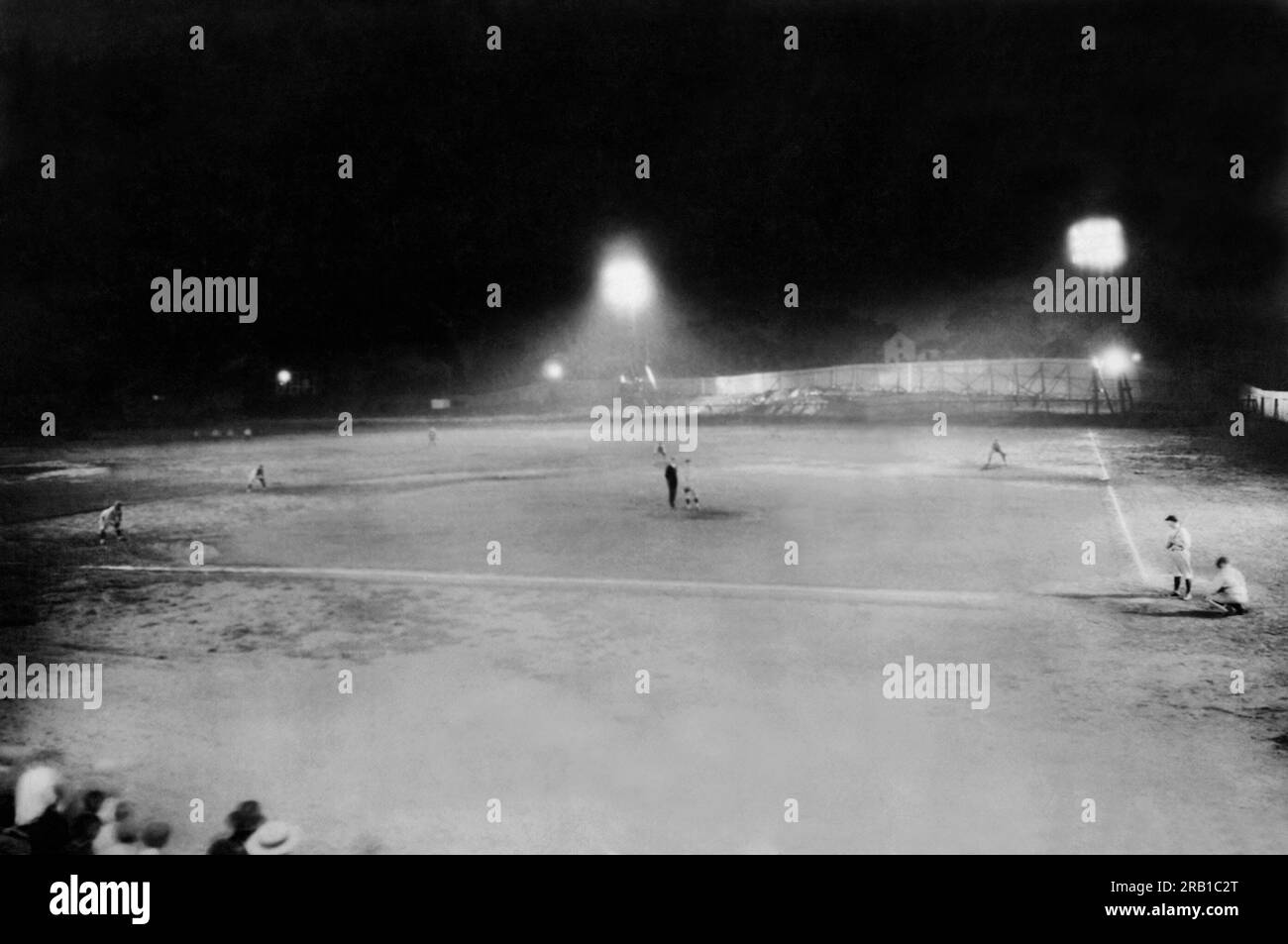 Lynn, Massachusetts: 24. Juni 1927 das erste Baseballliga-Spiel, das nachts zwischen den Lynn- und Salem-Teams der New England League gespielt wird. Sie spielten neun Inning-Spiele auf dem Diamanten der General Electric Company mit sechs Lichterbänken, die jeweils aus 18 GE-Flutlichtern auf 50 Fuß Stangen bestehen, die das Feld und den Nachthimmel über dem Feld für Fliegenbälle beleuchteten. Stockfoto