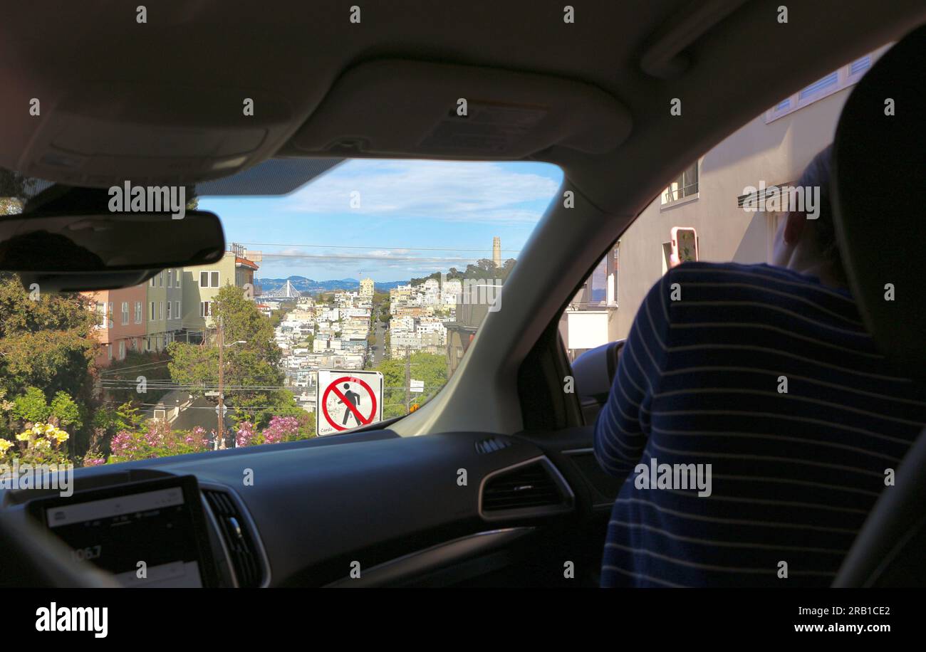 Bekannt als die krummste Straße der Welt in der Lombard Street mit acht Haarnadelkurven von einem Auto, das den Berg von San Francisco, Kalifornien USA, bergab fährt Stockfoto