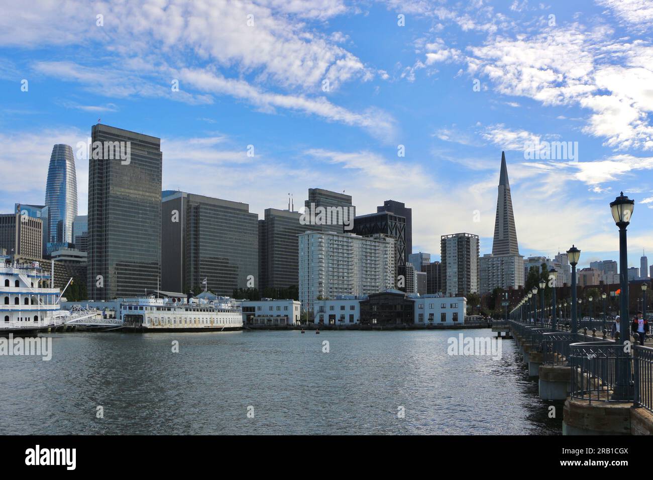 Skyline der Stadt vom Pier 7 Salesforce Tower Embarcadero Centre und Transamerica Pyramide Santa Rosa Fähre San Francisco Kalifornien USA Stockfoto
