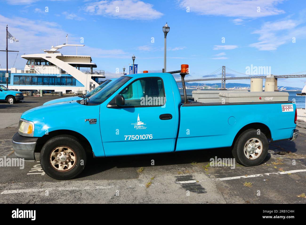 Blaue Ford F-150 XL Heritage Pick-up Trucks am Hafen von San Francisco, die am Ufer mit Bay Bridge, Embarcadero San Francisco, Kalifornien, USA, geparkt werden Stockfoto