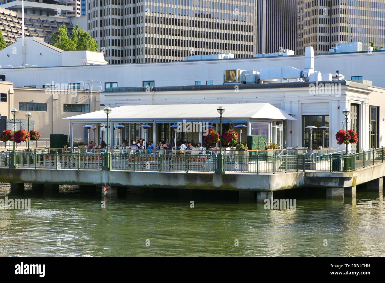 Terrasse am Wasser im La Mar Peruvian Restaurant Pier 1 1/2 The Embarcadero San Francisco California USA Stockfoto