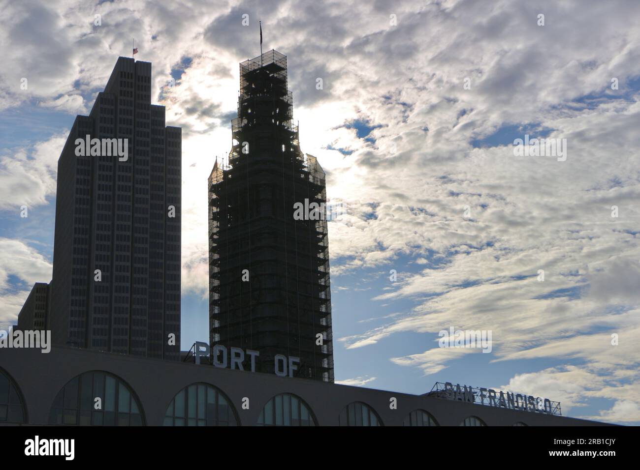 Schild für den Hafen von San Francisco am Fährhafen mit einem dramatischen Himmel mit Gerüsten überdachten Uhrenturm San Francisco Kalifornien USA Stockfoto