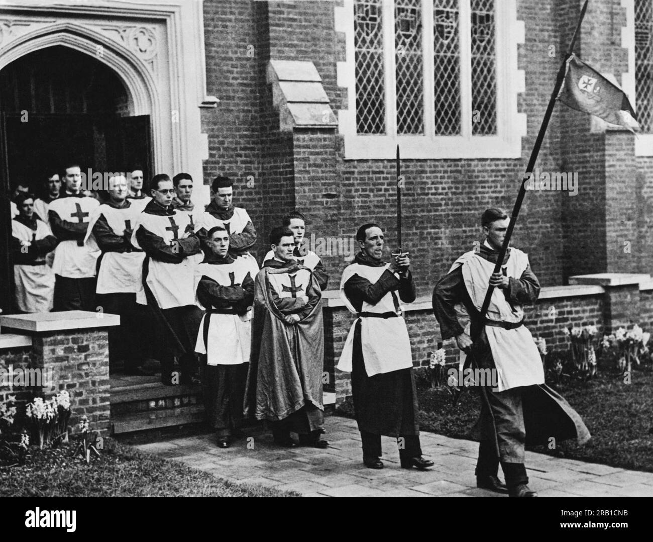 London, England: ca. 1928 Dockland Vertreter des Noble Ordens der Kreuzritter in Prozession bei der Eröffnung der neuen Dockland Chapel of St. George und St. Helena. Stockfoto