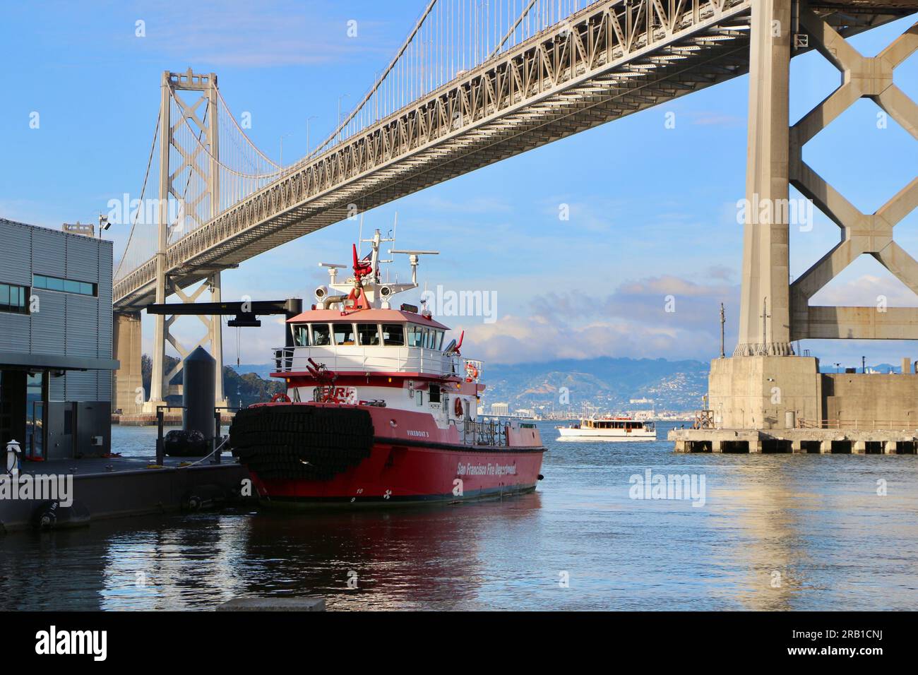Saint Francis Fireboat 3 der Feuerwehr San Francisco dockte am Pier 22+anderthalb neben der Bay Bridge San Francisco California USA Stockfoto