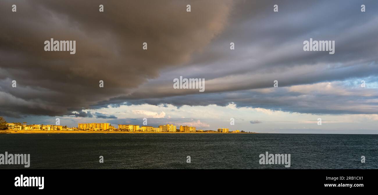 Sturm am Himmel über Venedig, Florida und dem Golf von Mexiko Stockfoto