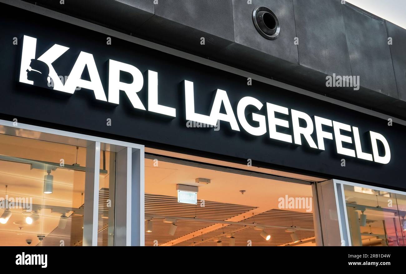 Samara, Russland - 1. Juli 2023: Schild mit Karl-Lagerfeld-Logo. Karl Lagerfeld ist ein weltberühmtes Luxuslabel. Karl Lagerfeld Modegeschäft Stockfoto