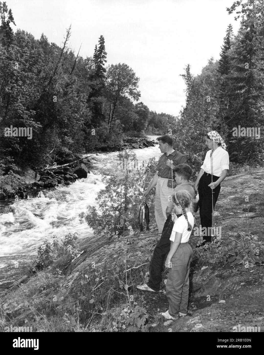 Oba, Ontario: c. 1958 Eine Urlaubsfamilie aus New York mit einem Fang gesprenkelter Forellen aus dem Bach. Stockfoto