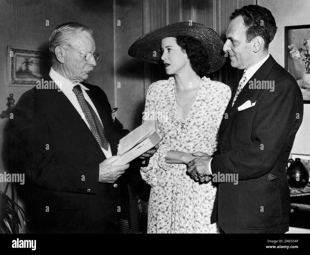 New Hope, Pennsylvania: 10. August 1946 der bekannte Dramatiker Moss Hart und die Sängerin und Schauspielerin Kitty Carlisle wurden heute von Friedensrichter John Simon in seinem Haus geheiratet. Stockfoto