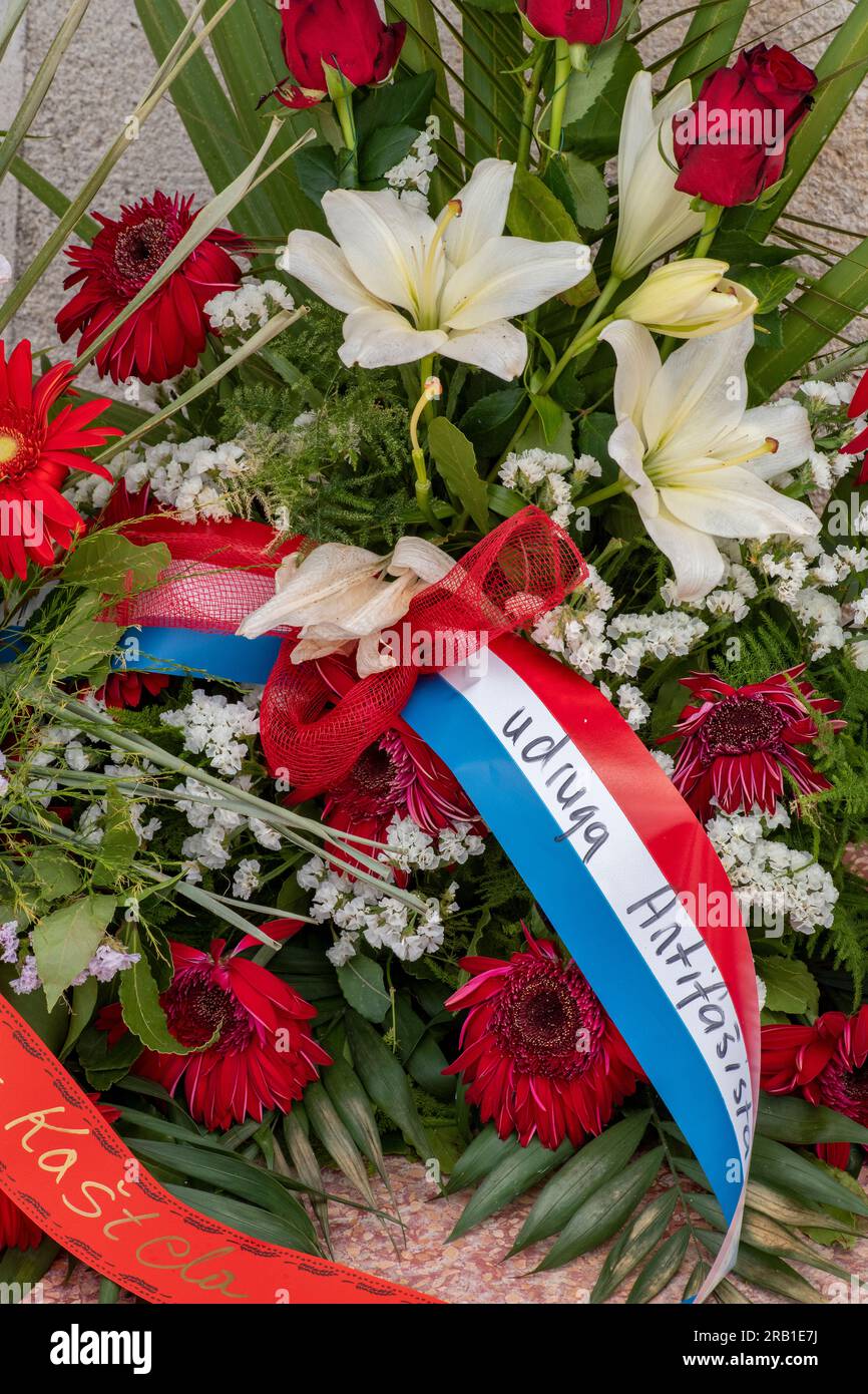 Blumenarrangements für ein Kriegsdenkmal in kroatien, kroatisches Kriegsdenkmal am Unabhängigkeitstag, balkankriege, Gedenkstätte für Soldaten des serbischen kroaten Stockfoto