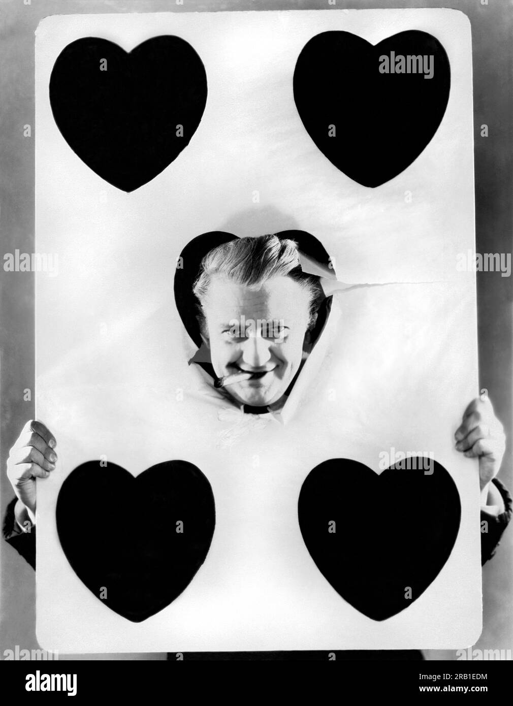 Hollywood, Kalifornien: 1927. Jean Hersholt (1886-1956) schaut aus dem Fenster der fünf Herzen. Stockfoto