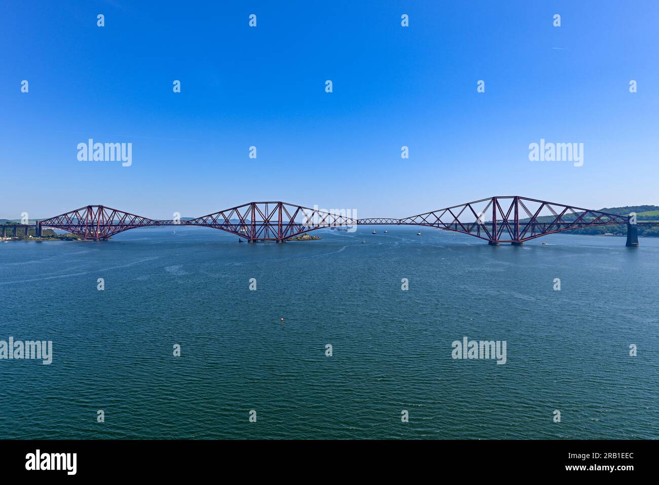 Die berühmte Forth Rail Bridge überspannt den Firth of Forth River an Einem sonnigen Tag, von der Forth Road Bridge aus gesehen Stockfoto