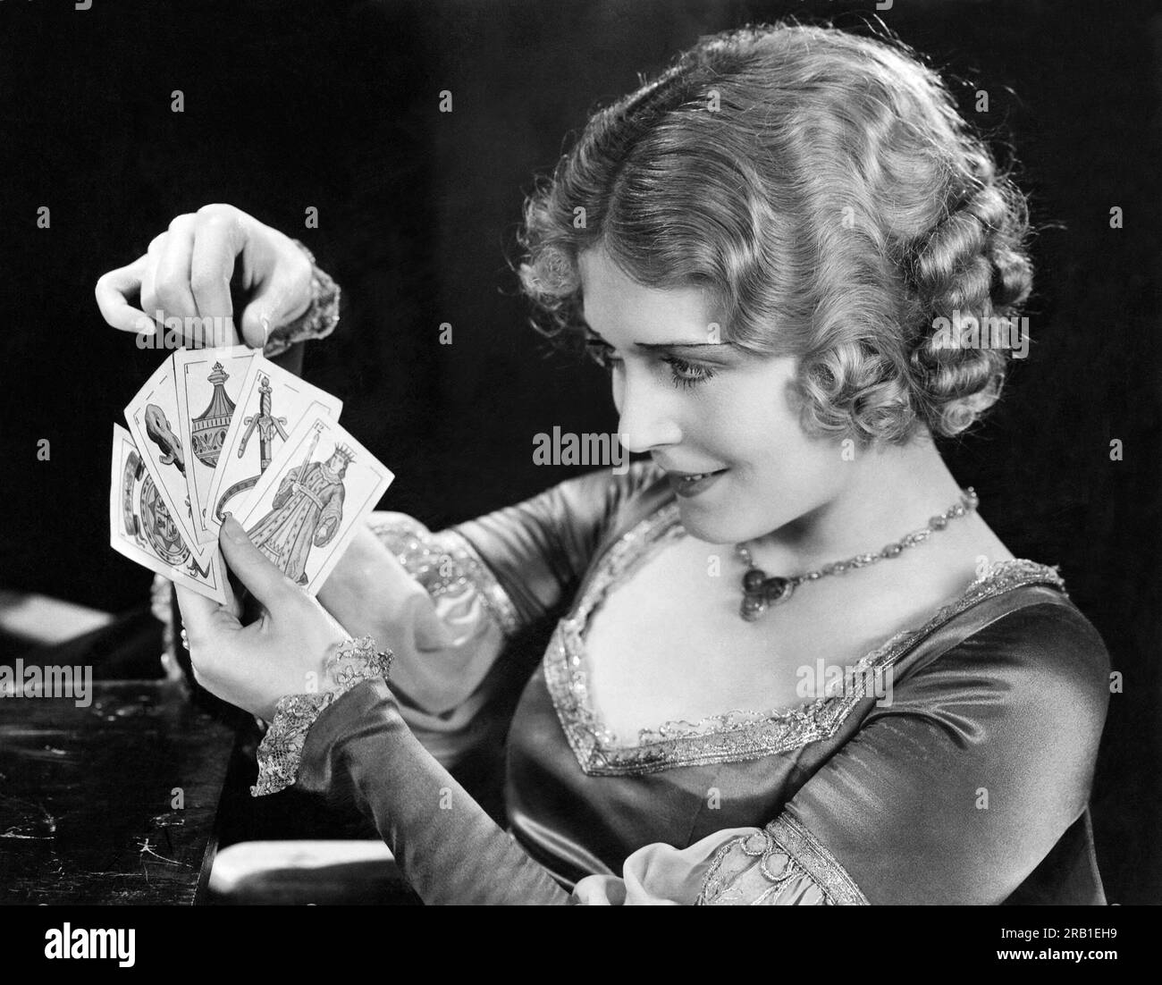 Hollywood, Kalifornien: c. 1926 Schauspielerin Vilma Banky schaut auf eine Hand mit Tarotkarten. Stockfoto