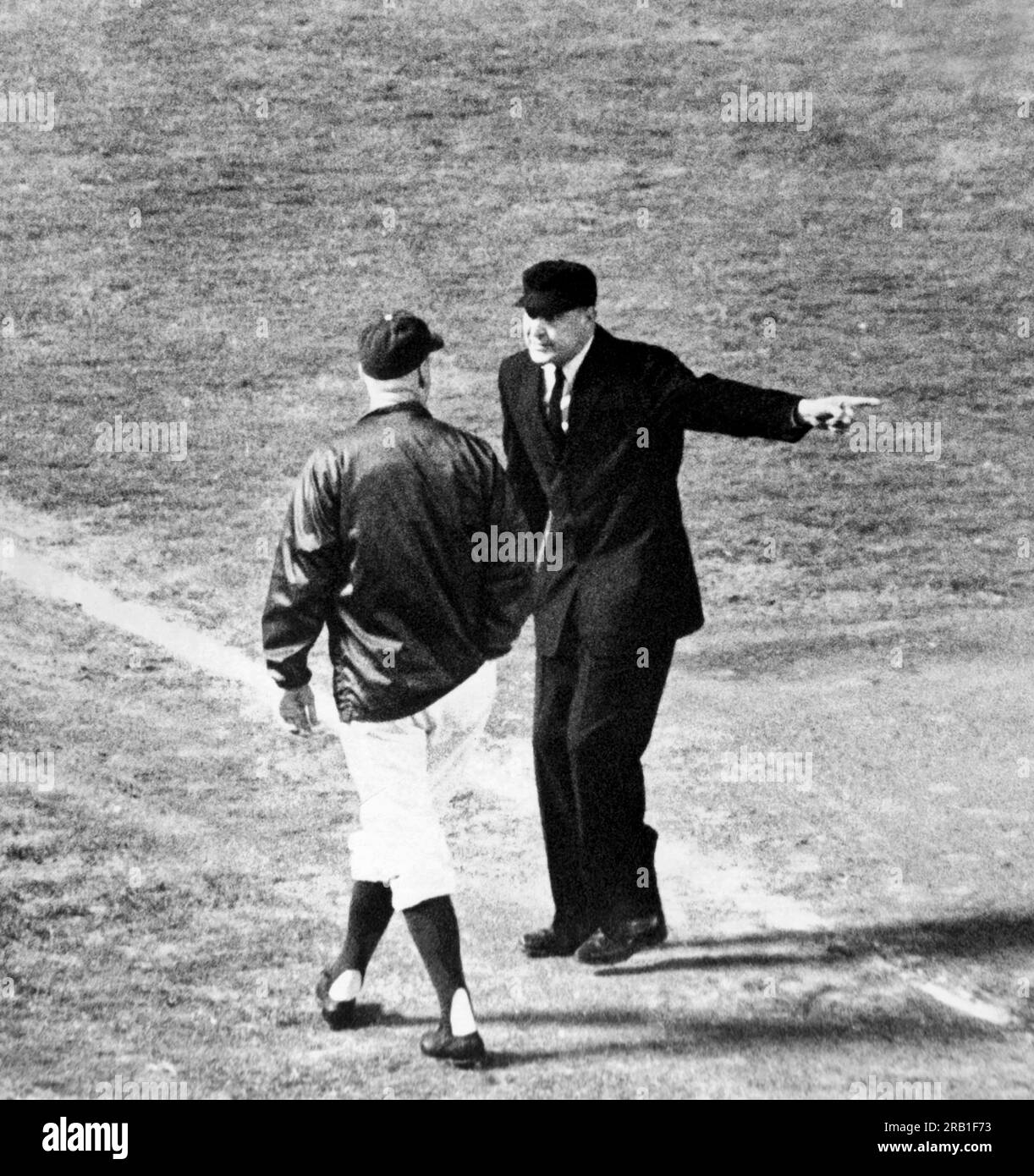 Vereinigte Staaten: c. 1965 Los Angeles Dodger Manager Walter Alston wird vom Schiedsrichter Ken Burkhart aus dem Spiel geworfen. Stockfoto