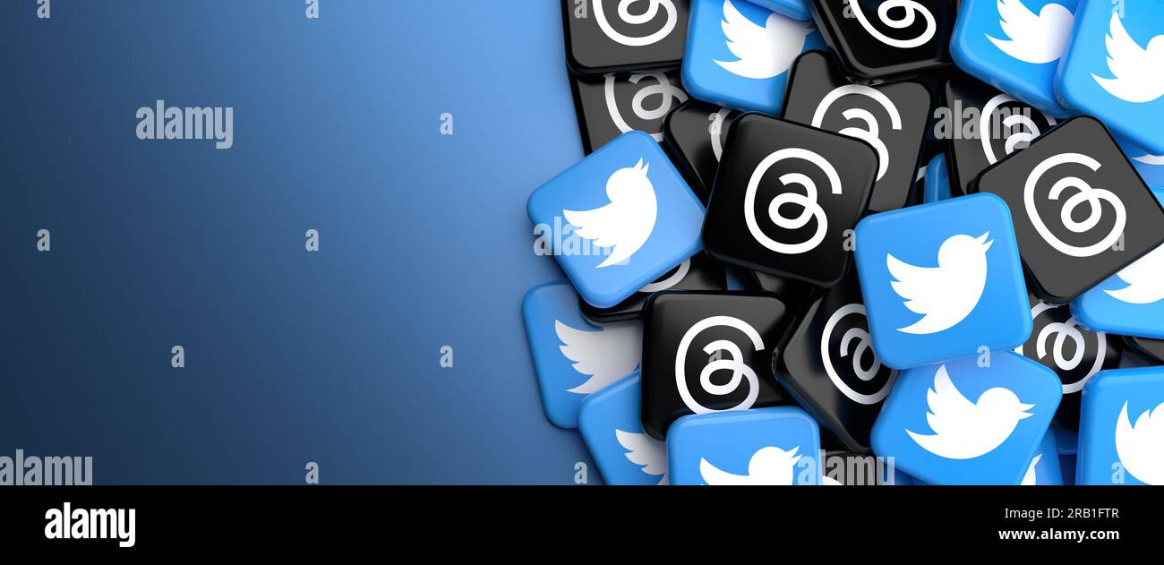 Twitter hat einen neuen Mitbewerber: Instagrams Threads. Logos der textbasierten Diskussions-App-Threads von Twitter und Instagram auf einem Heap auf einem Tisch. Webbann Stockfoto