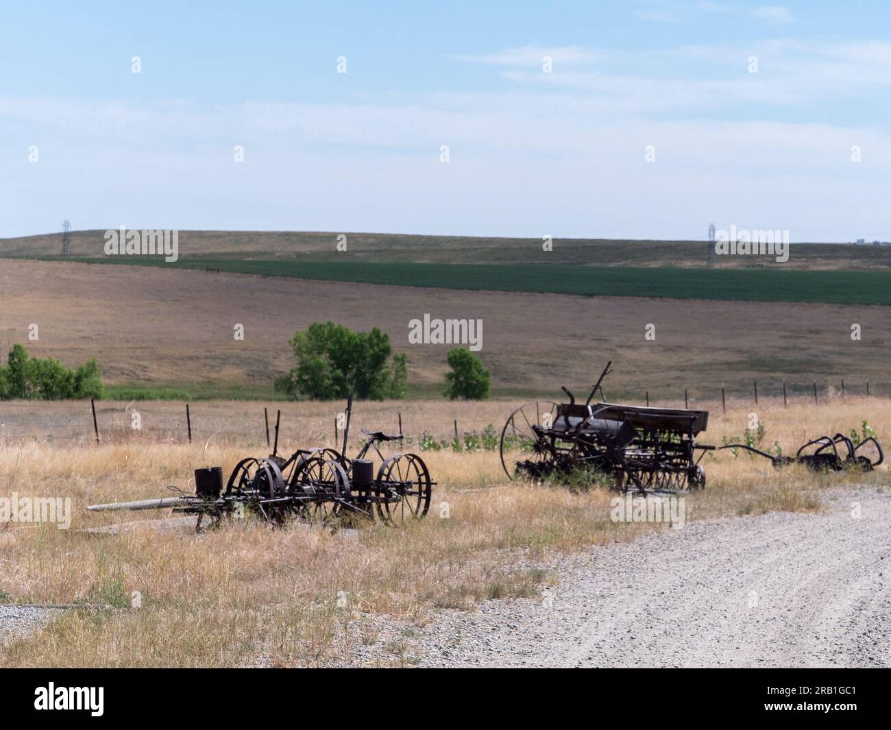 Alte landwirtschaftliche Geräte auf einem Feld im Osten colorados Stockfoto