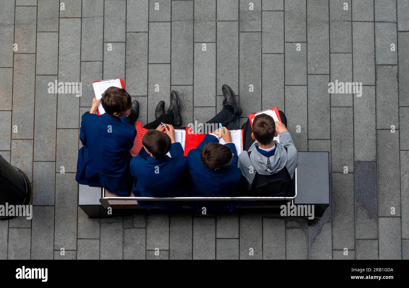 Vier männliche Mittelschüler arbeiten zusammen an einem Geografie-Projekt in Liverpool Stockfoto