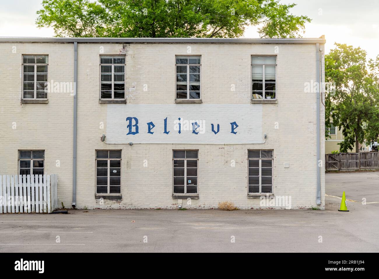 Das Wort "glauben" wurde an der Seite einer Midtown-Kirche in nashville, tennessee, gemalt Stockfoto