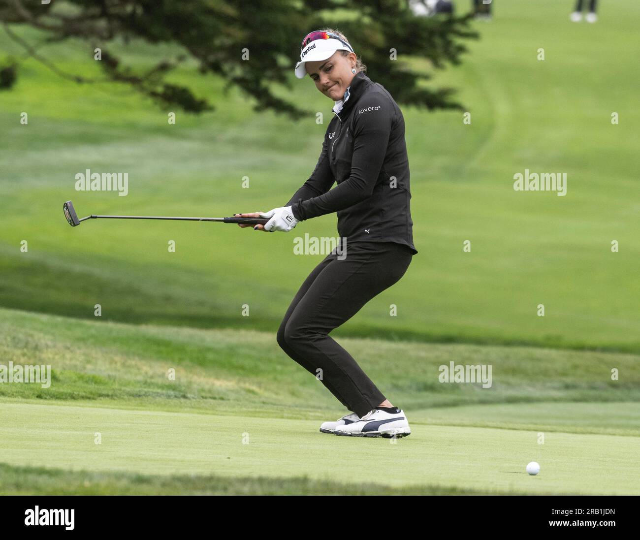 Pebble Beach, Usa. 06. Juli 2023. Lexi Thompson reagiert auf einen Beinaheunfall auf dem 16. Green während der ersten Runde der Women's U.S. Geöffnet in Pebble Beach, Kalifornien am Donnerstag, den 6. Juli 2023. Foto: Terry Schmitt/UPI Credit: UPI/Alamy Live News Stockfoto