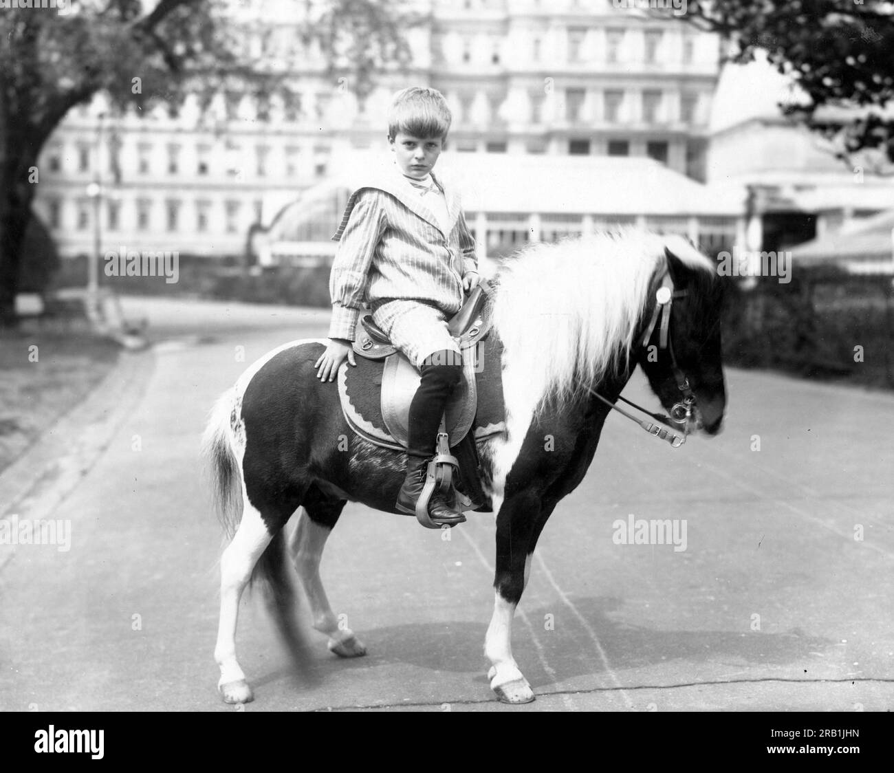 Archibald Bulloch Roosevelt als Junge posiert Archie 1902 mit seinem Pony Algonquin. Archibald Bulloch Roosevelt (1894 – 1979), die Auszeichnung der USA Armeeoffizier und Kommandeur der US-Streitkräfte Stockfoto