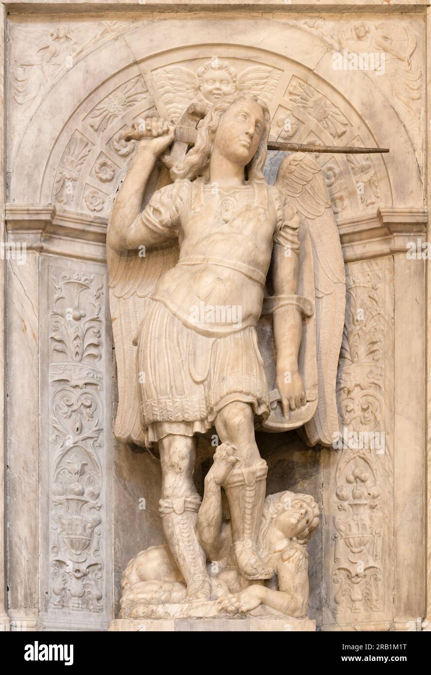 NEAPEL, ITALIEN - 21. APRIL 2023: Das Marmorrelief von Michael Archangel in der Kirche Basilica di San Pietro ad Aram von Bartolom Ordonez ab 16. Cent. Stockfoto