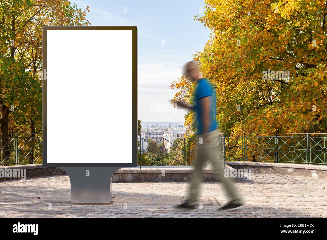 Leerer Plakatstand im Park. Stockfoto