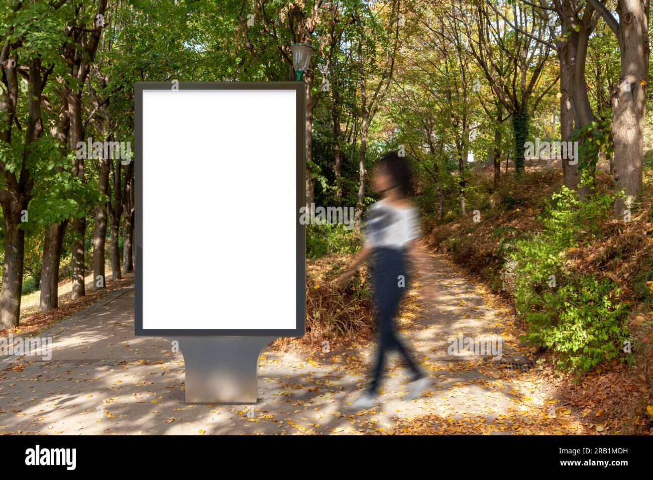 Leerer Plakatstand im Park. Stockfoto