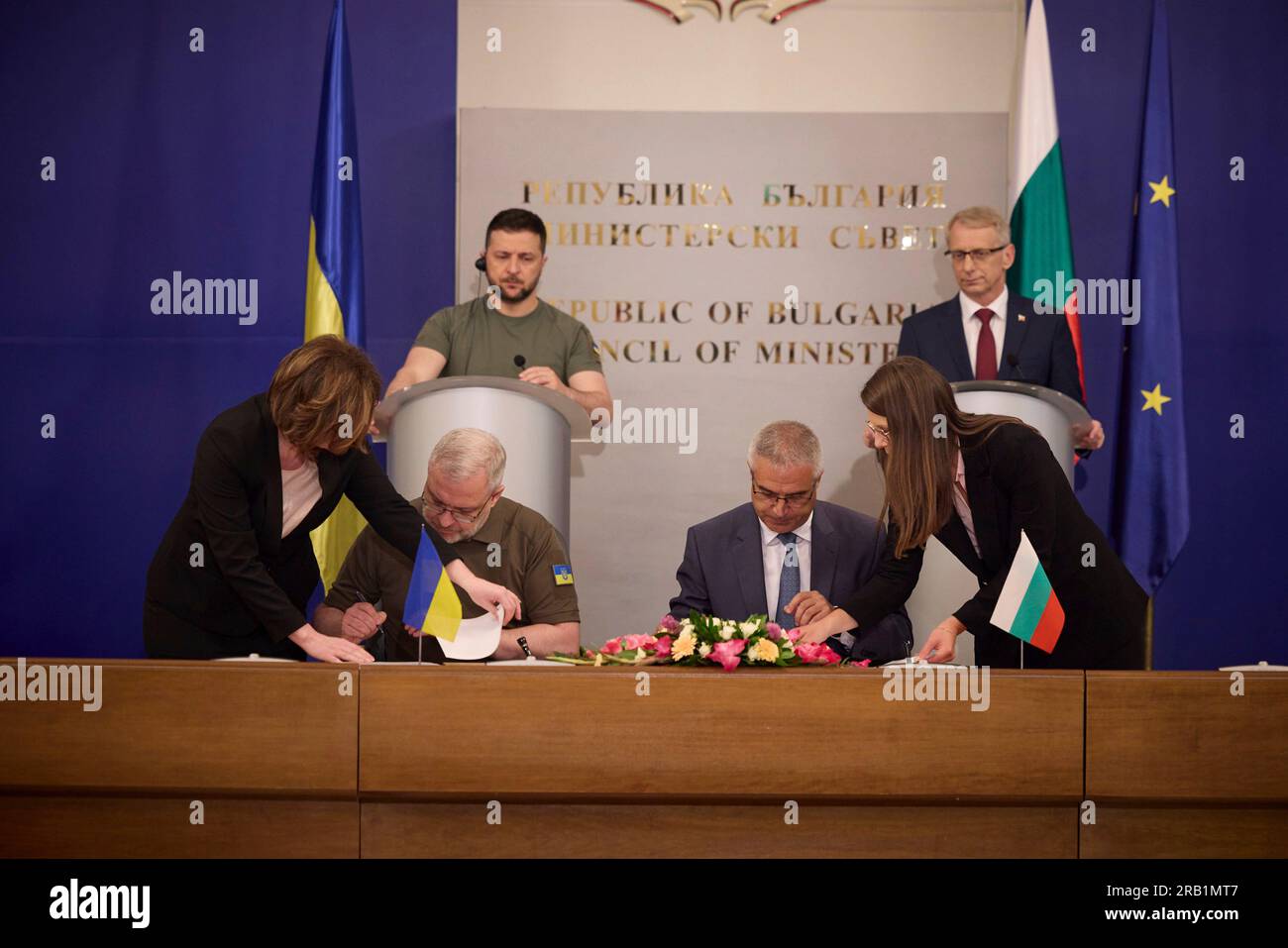 Sofia, Bulgarien. 06. Juli 2023. Der ukrainische Energieminister Deutsche Galuschtschenko, Linke, unterzeichnet Dokumente mit dem bulgarischen Energieminister Rumen Radev über die Zusammenarbeit im Energiebereich im Büro des Ministerrates am 6. Juli 2023 in Sofia, Bulgarien. Der ukrainische Präsident Wolodymyr Zelenskyy, hinten links, und der bulgarische Premierminister Nikolai Denkov hinten rechts schauen während der Unterzeichnung zu. Kredit: Ukrainischer Ratsvorsitz/Ukrainischer Ratsvorsitz/Alamy Live News Stockfoto