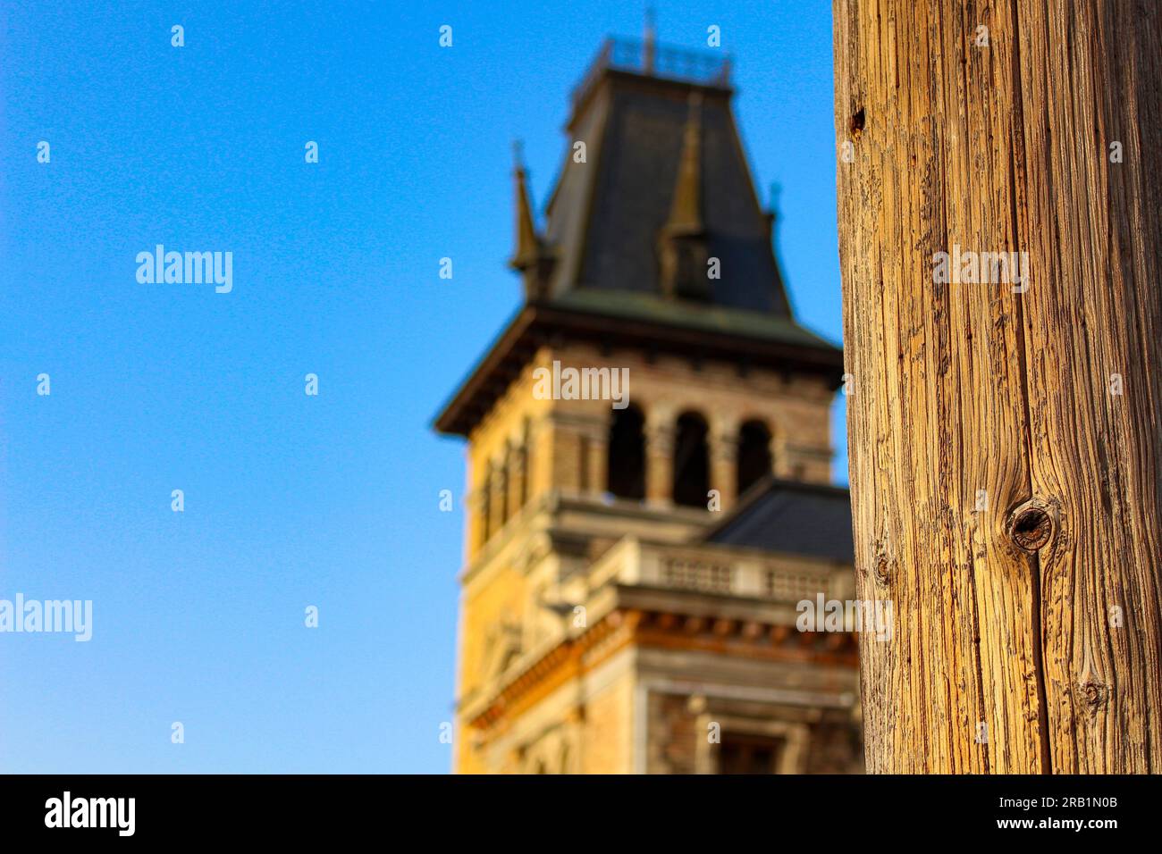 Verlassene Ruine des orangefarbenen Burgturms in der Nachmittagssonne Stockfoto