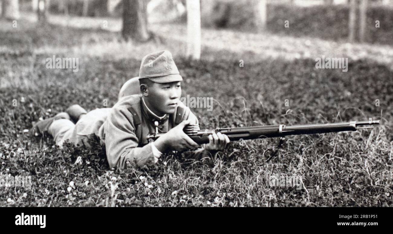 Ein japanischer Soldat, der im Zweiten Weltkrieg ein Typ-38-Gewehr geladen hat. Stockfoto