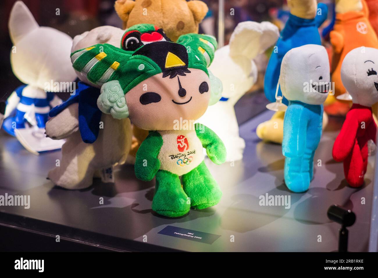 Tartu, Estland - 10. Juni 2023: Olympische Maskottchen-Puppe Nini aus Peking 2008. Stockfoto