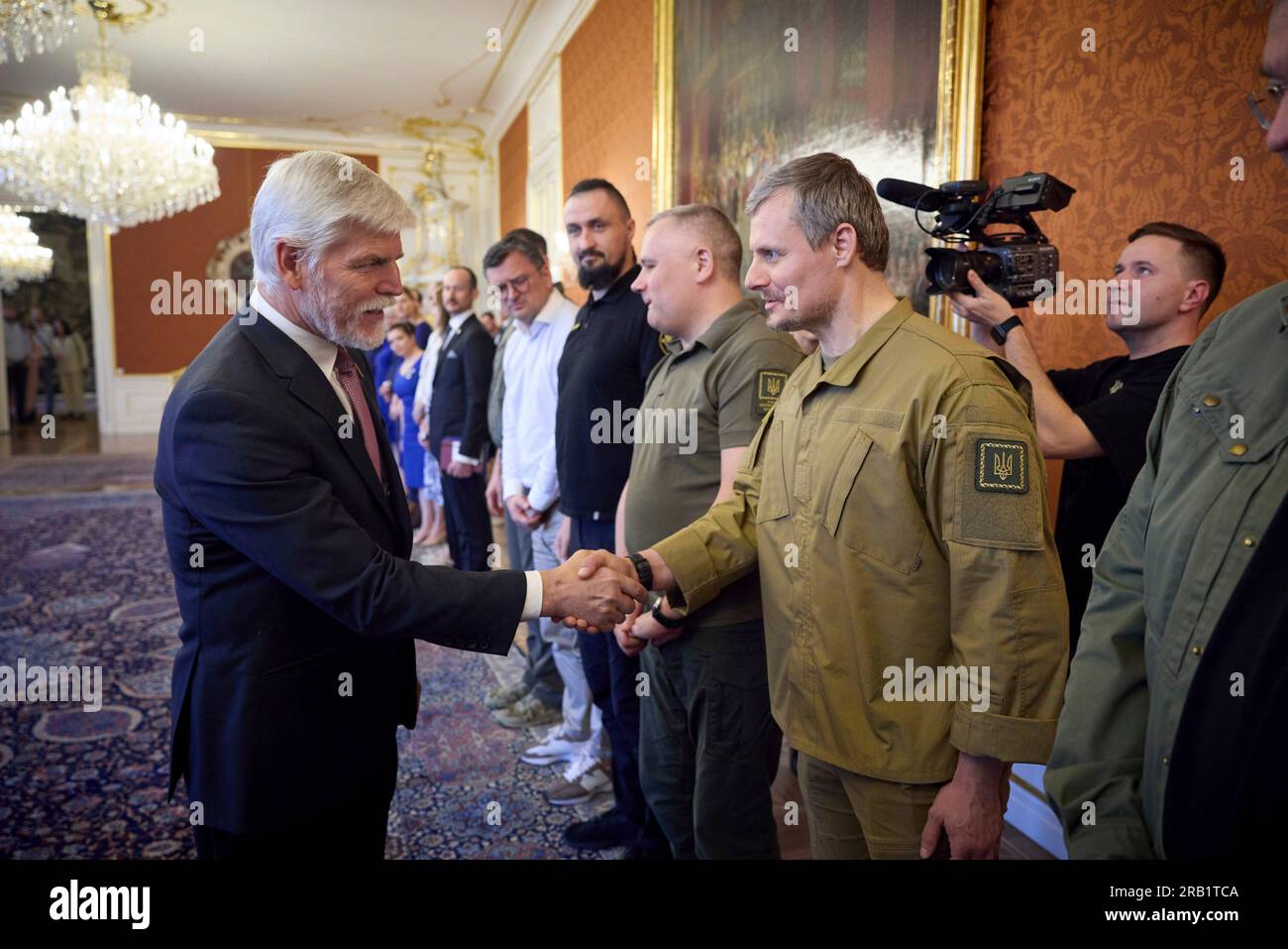 Prag, Tschechische Republik. 06. Juli 2023. Der tschechische Präsident Petr Pavel, links, wird dem ukrainischen nationalen Sicherheitsberater Roman Mashovet, rechts, und Mitgliedern der ukrainischen Delegation während des kurzen Besuchs des ukrainischen Präsidenten Wolodymyr Zelenskyy auf der Prager Burg am 6. Juli 2023 in Prag, Tschechische Republik, vorgestellt. Kredit: Ukrainischer Ratsvorsitz/Ukrainischer Ratsvorsitz/Alamy Live News Stockfoto