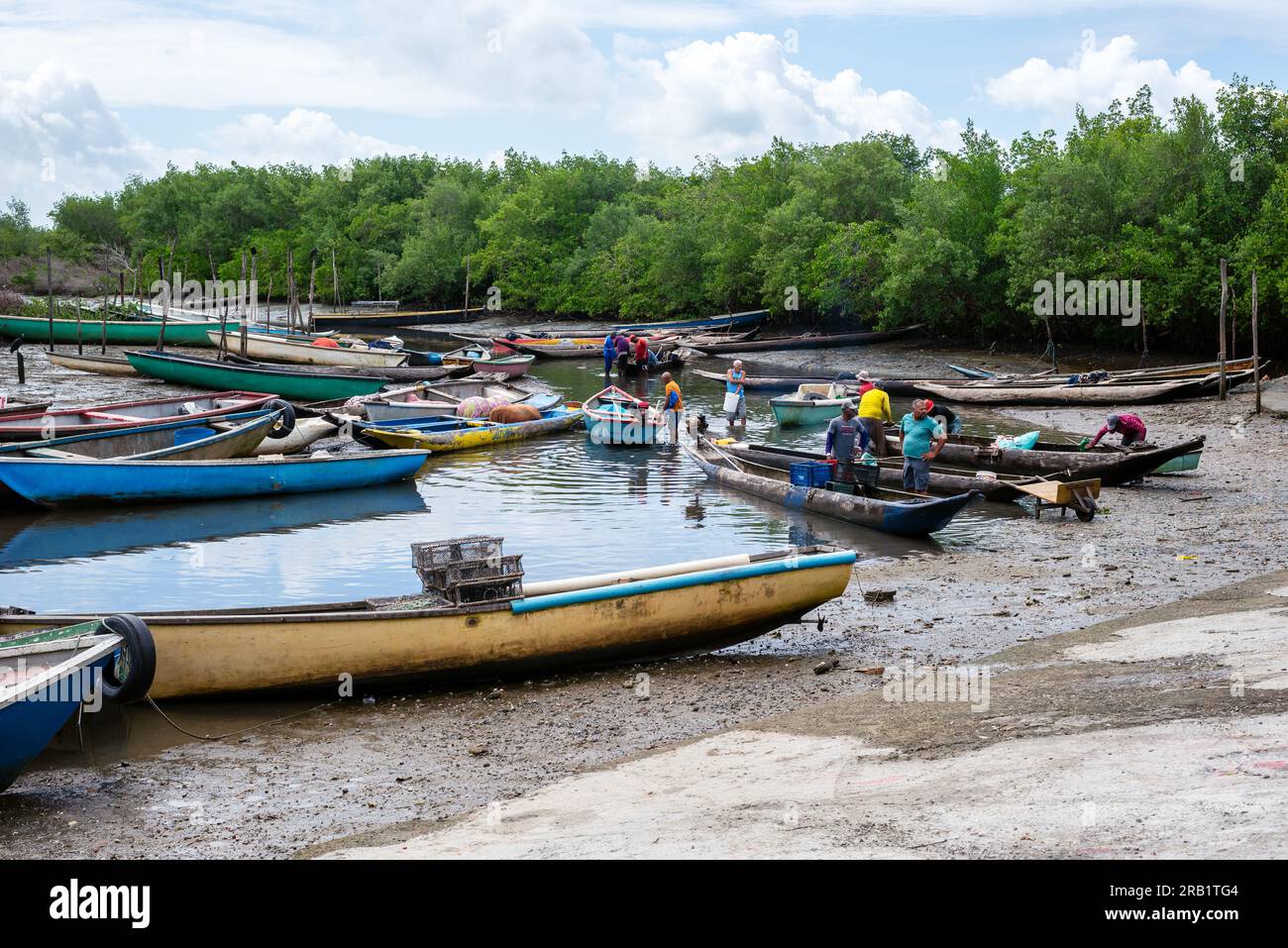 Santo Amaro, Bahia, Brasilien - 24. Juli 2022: Fischer werden dabei gesehen, wie sie ihre Kanus für den Fischfang auf dem Fluss vorbereiten. Santo Amaro, Bahia. Stockfoto