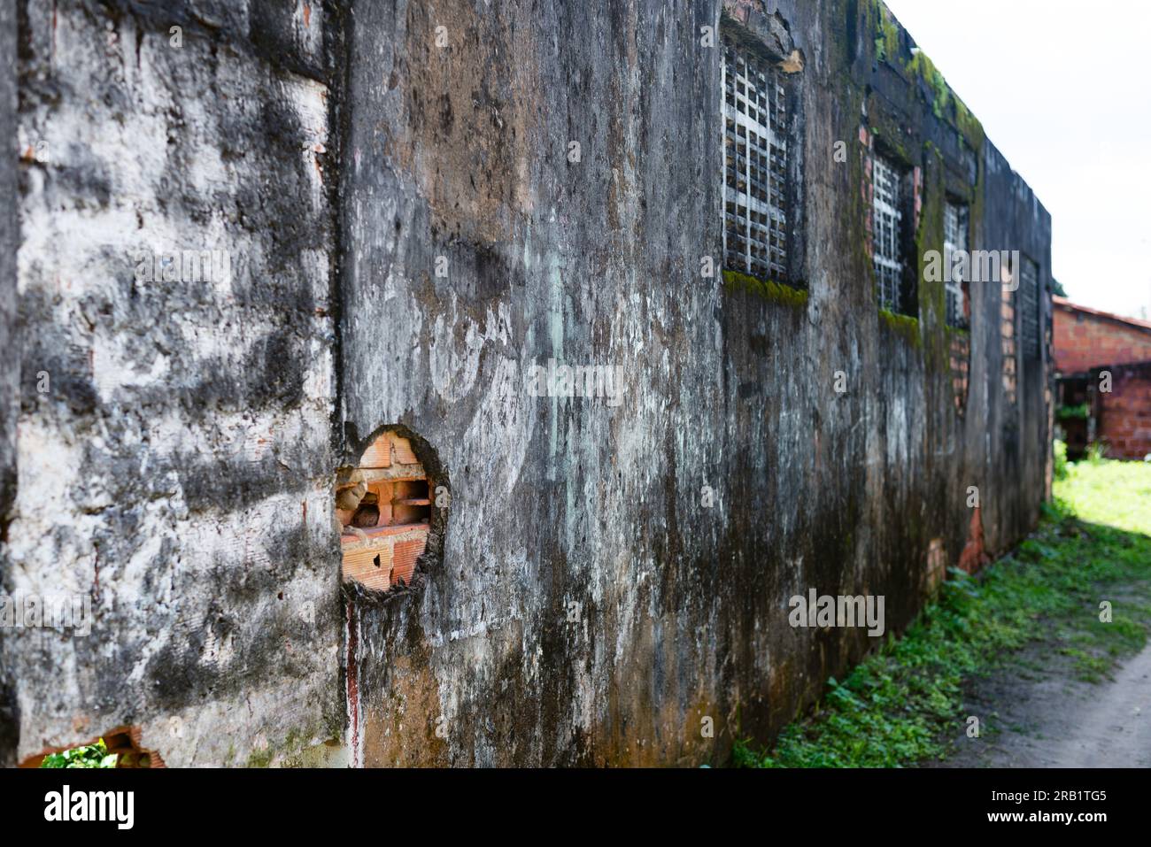 Eine alte Mauer verwitterte und erodierte mit der Zeit. Bezirk Acupe, Santo Amaro. Stockfoto