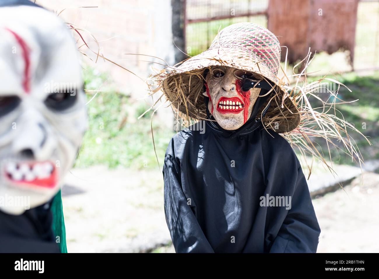 Santo Amaro, Bahia, Brasilien - 24. Juli 2022: Junger Mann mit Horrormaske während einer kulturellen Demonstration in Acupe in der Stadt Santo Amaro, Bahia Stockfoto