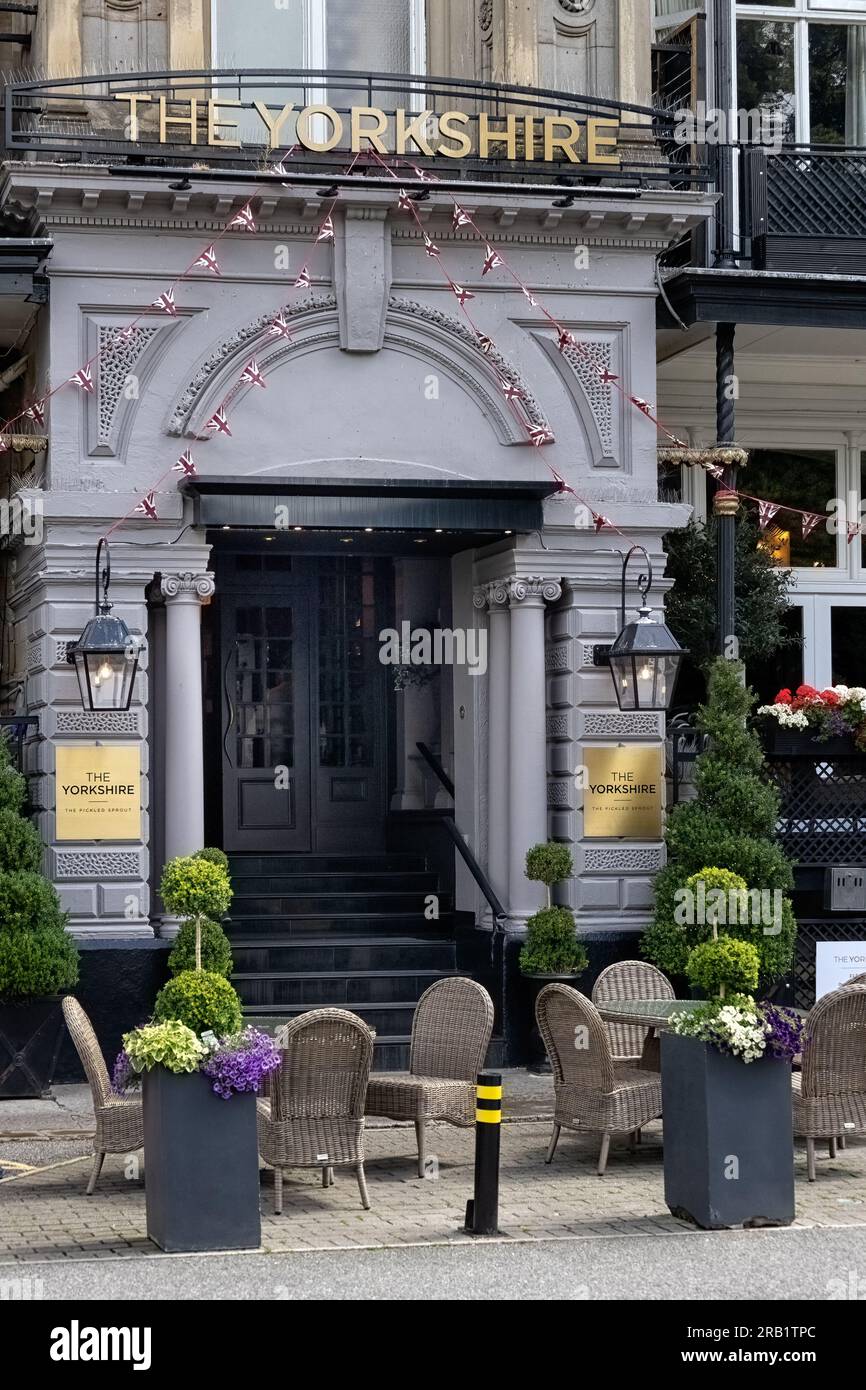 HARROGATE, YORKSHIRE, Großbritannien - 02. JULI 2023: Außenansicht des Eingangs zum Yorkshire Hotel in Prospect Place Stockfoto