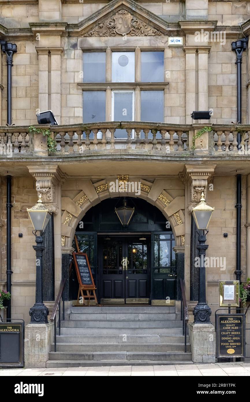HARROGATE, YORKSHIRE, Großbritannien - 02. JULI 2023: Außenansicht des Alexandra Pub am Prospect Place Stockfoto