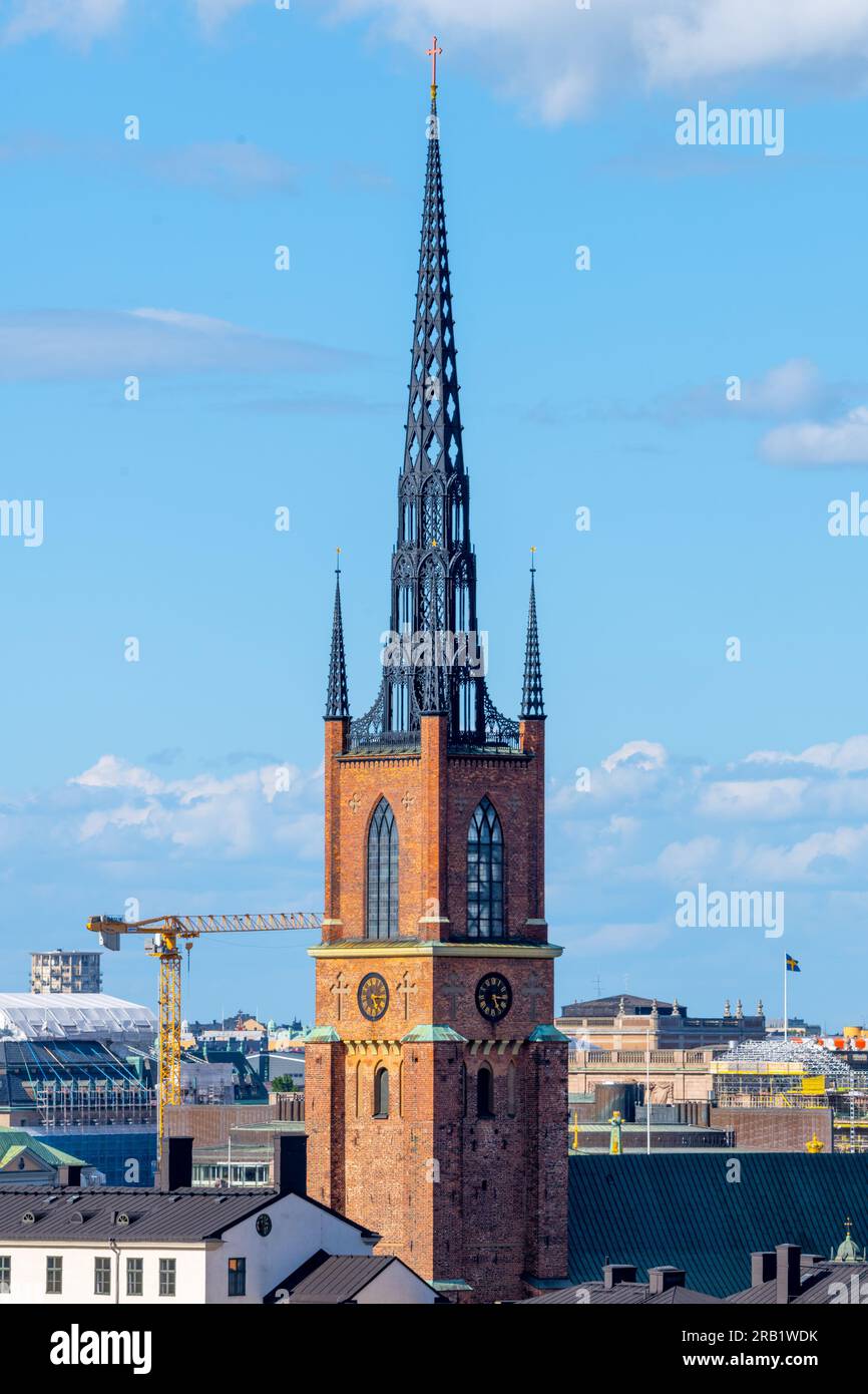 Der spitzenförmige Kirchturm auf der Insel Riddarholmen. Teil der ehemaligen mittelalterlichen Abtei in Stockholm, Schweden. Grabstätte der meisten schwedischen Könige vom 17. Jahrhundert bis 1950 Stockfoto