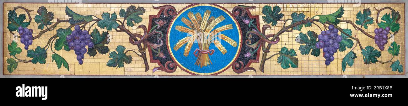 NEAPEL, ITALIEN - 21. APRIL 2023: Das Mosaik der eucharistiksymbole Trauben und Stacheln auf dem Altar in der Kirche Chiesa dei Santi Severino e Sossio. Stockfoto