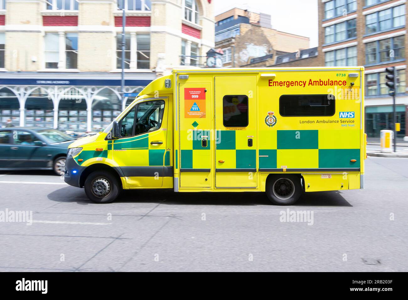 london Krankenwagen auf Speed Notfall Service Callout in Old Street london uk Stockfoto