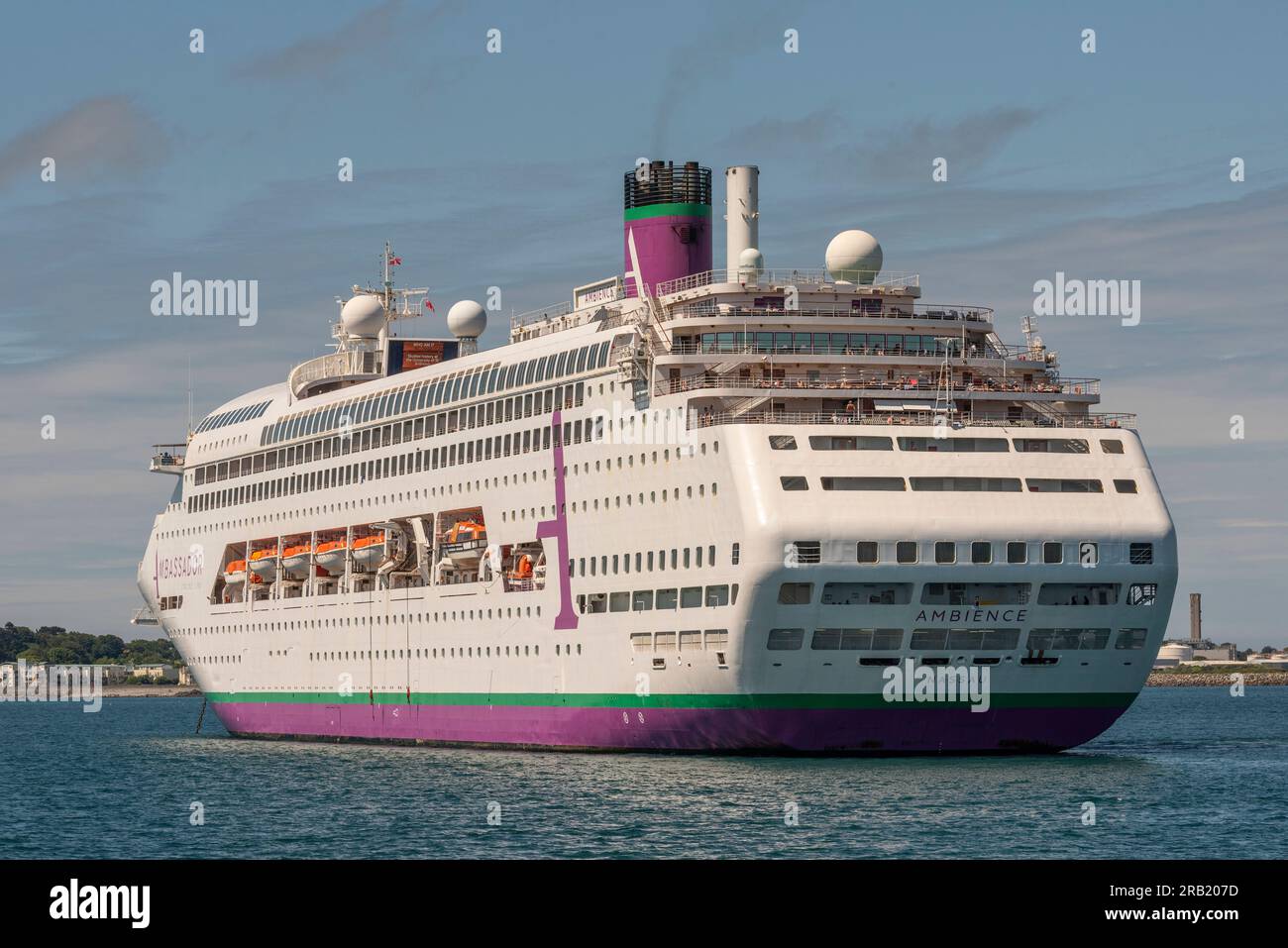 St. Peter Port, Guernsey, Kanalinseln. 11. Juni 2023 Kreuzfahrtschiff vor Anker vor Guernsey, Kanalinseln. Stockfoto