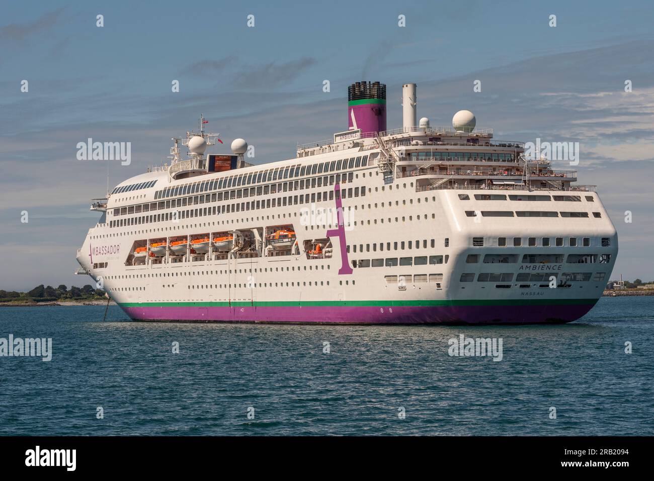St. Peter Port, Guernsey, Kanalinseln. 11. Juni 2023 Kreuzfahrtschiff vor Anker vor Guernsey, Kanalinseln. Stockfoto
