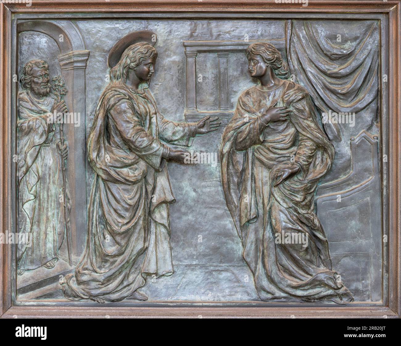 Titel: NEAPEL, ITALIEN - 22. APRIL 2023: Die Bronzereparatur des Besuchs am Tor der Kirche Basilica dell Incoronata Madre del Buon Consiglio Stockfoto