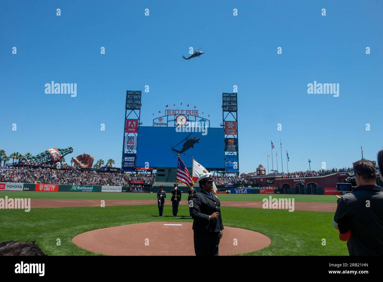 EIN US-AMERIKANISCHER Air Force HH-60G Pave Hawk Helikopter vom 129. Rescue Wing, Moffett Air National Guard Base, in Mountain View, Kalifornien, führt während der Nationalhymne beim Baseballspiel der San Francisco Giants im Oracle Park am 4. Juli 2023 einen Flyover durch. An Feiertagen und besonderen Veranstaltungen findet in der Regel ein Überflug statt, um die Mitglieder der Gemeinde und des Dienstes zu ehren. (USA Air National Guard Foto von Staff Sgt. Duane Ramos) Stockfoto